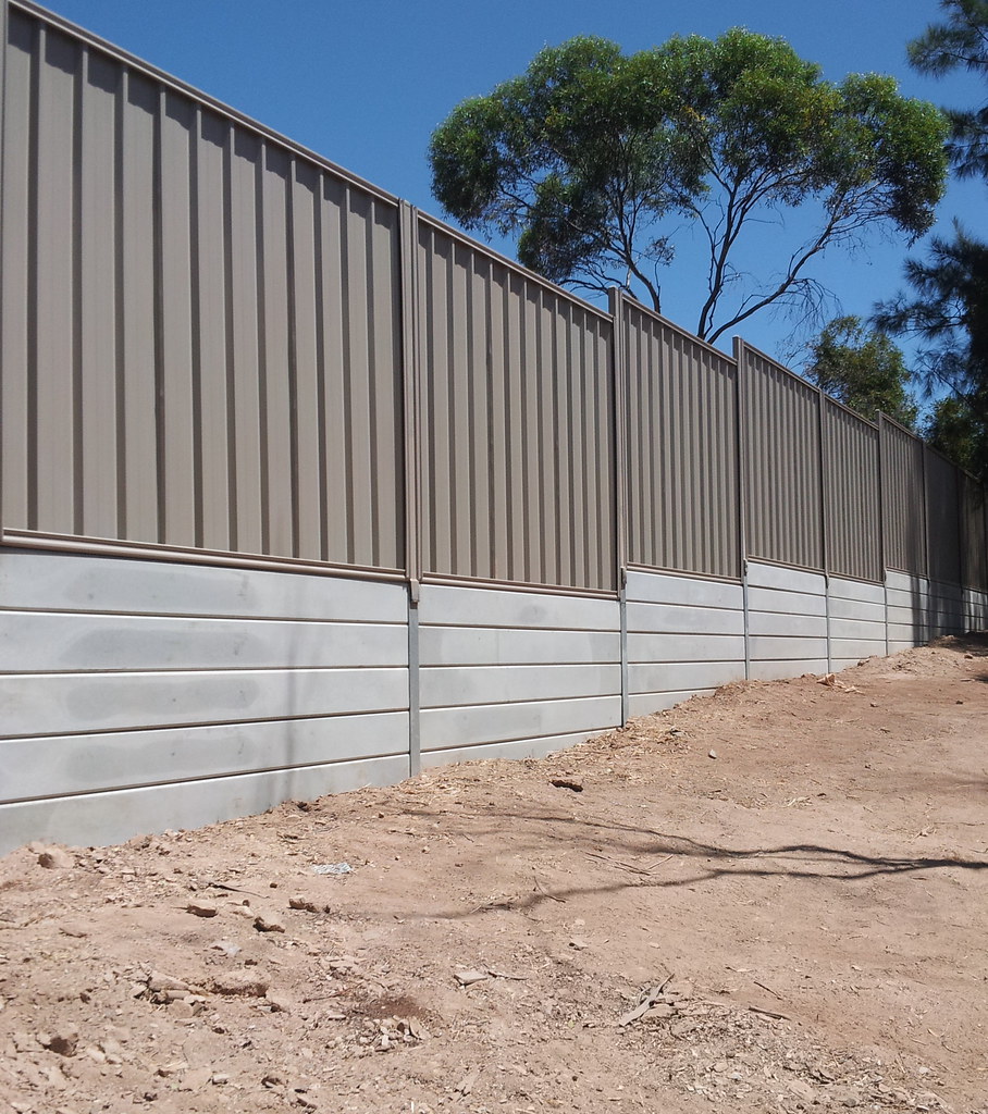colorbond fence on retaining wall